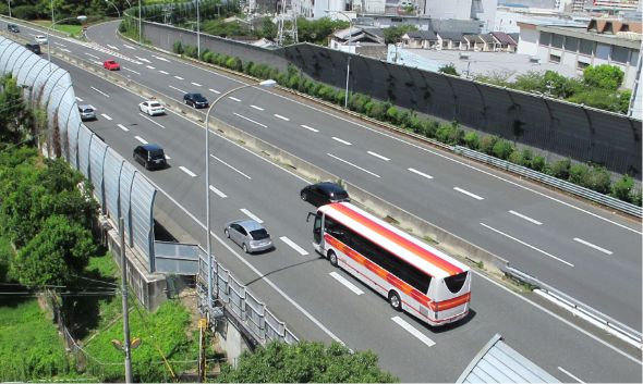高速道路のバスの画像